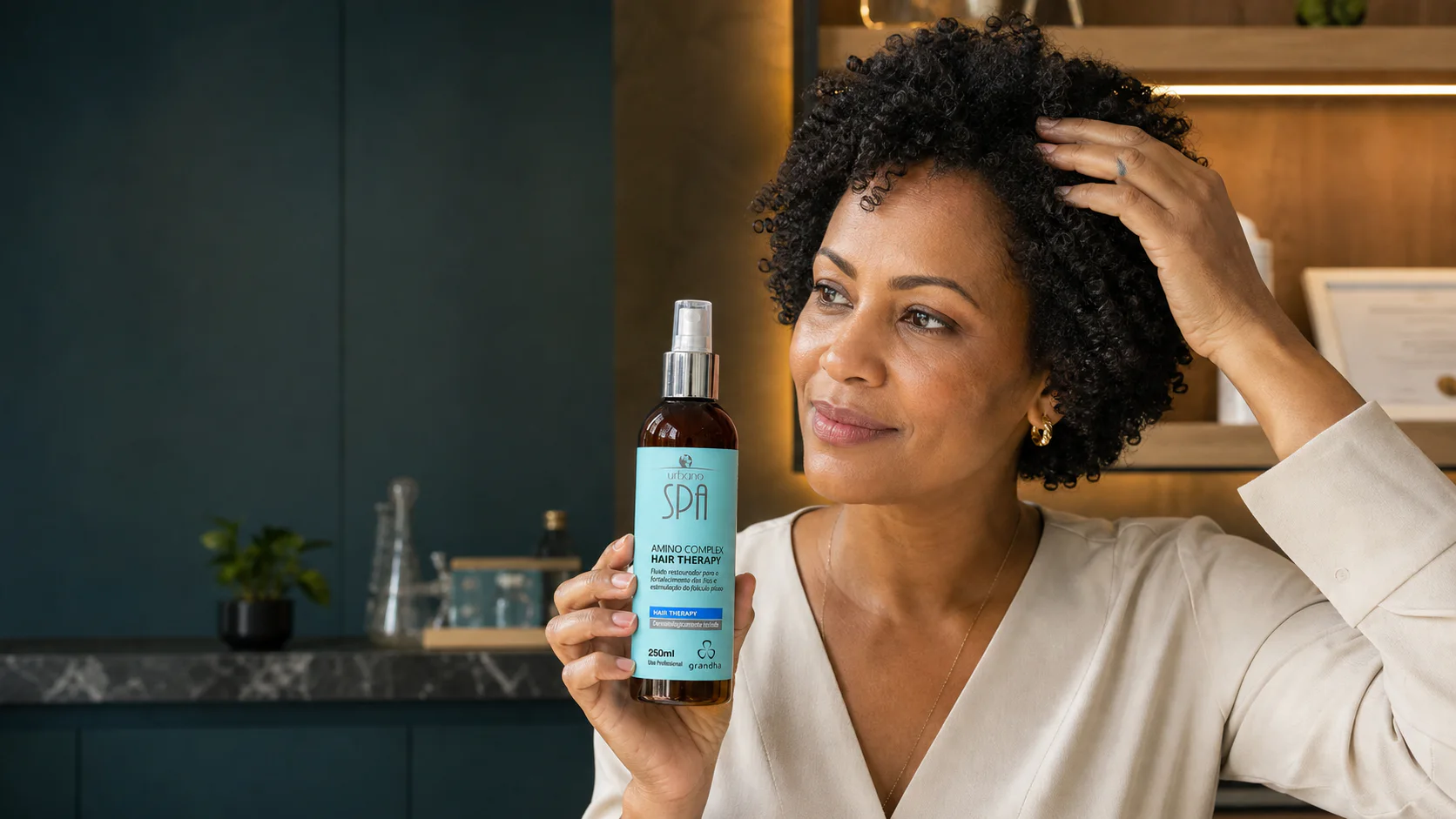 Mulher inicia uma rotina de couro cabeludo com Amino Complex Hair Therapy