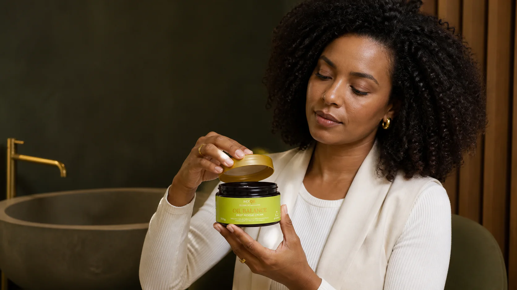 Mulher abre a máscara Oil Balance Deep Rescue Cream da Grandha