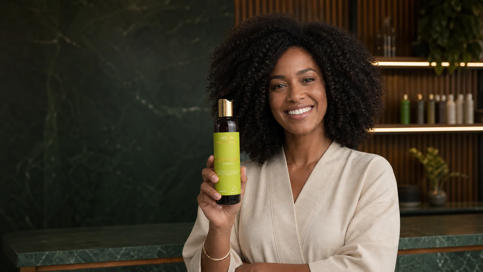 Mulher de cabelos cacheados apresenta o shampoo Softness da Grandha